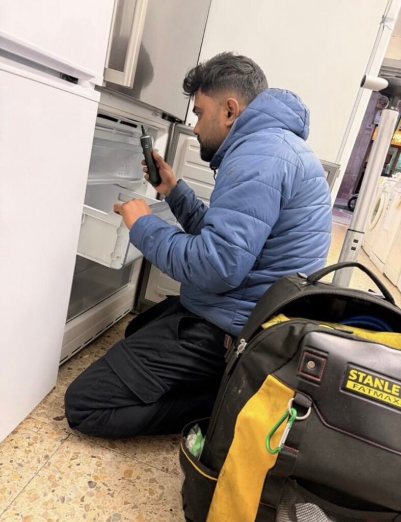 Técnico diagnosticando un frigorífico doméstico en Barcelona