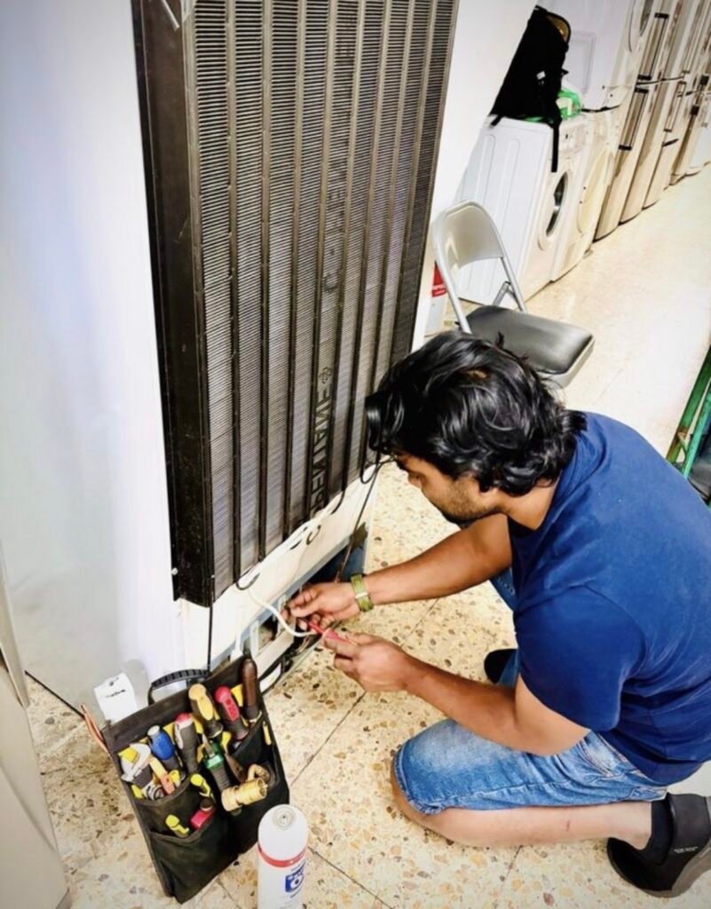 Técnico revisando el sistema de refrigeración de un frigorífico en Barcelona