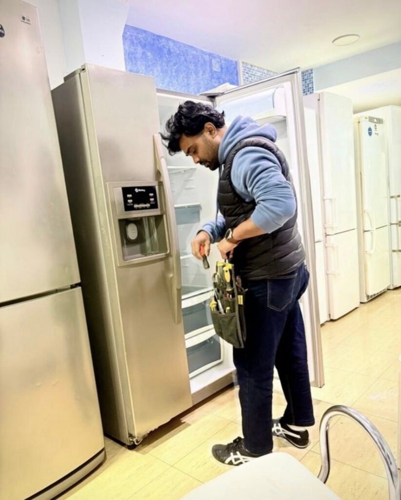 Técnico revisando un frigorífico americano en Barcelona