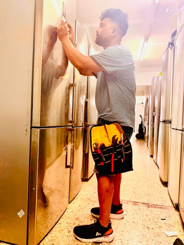 Técnico inspeccionando un frigorífico Side by Side en Barcelona