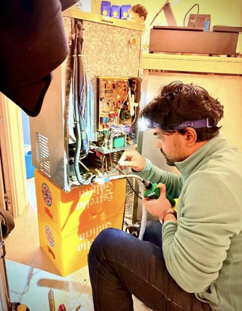 Técnico reparando una máquina de helado profesional en Barcelona