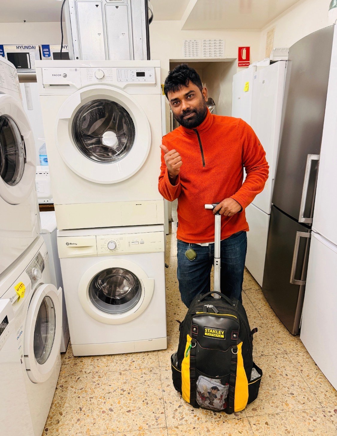 Técnico de RAHEL tras completar con éxito un servicio de reparación de electrodomésticos en Barcelona
